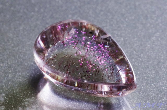 美しいピンクファイアーが見られる水晶