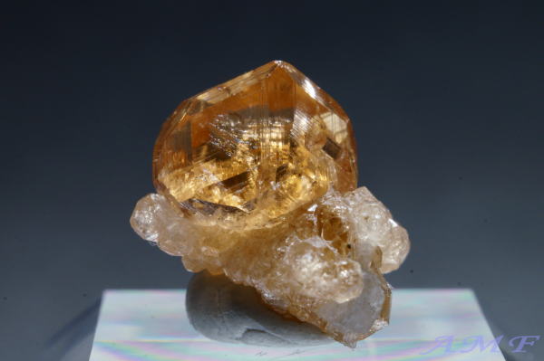カナダ・ジェフリー鉱山産グロッシュラーがネットの綺麗な標本83