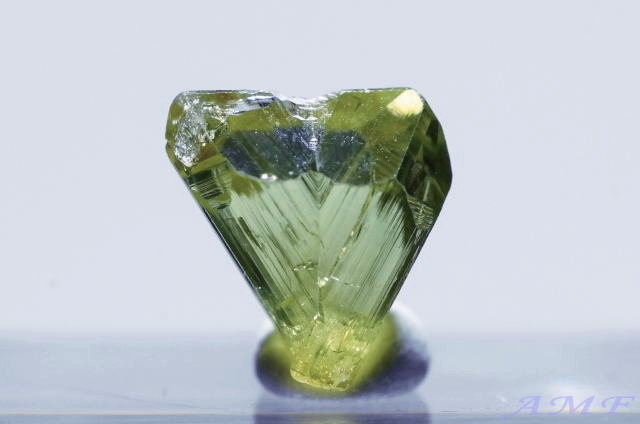 ツイン双晶のクリソベリル宝石質ジェムグレード標本